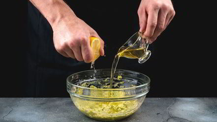 Рецепт канапе с форелью и соусом из авокадо