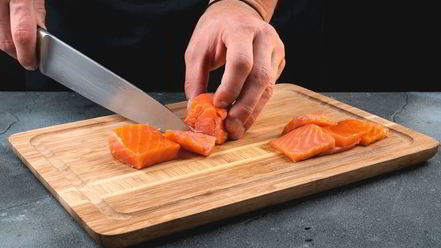 Рецепт канапе с форелью и соусом из авокадо