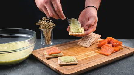 Рецепт канапе с форелью и соусом из авокадо