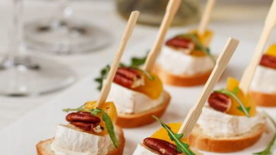 Рецепт канапе с камамбером и персиком