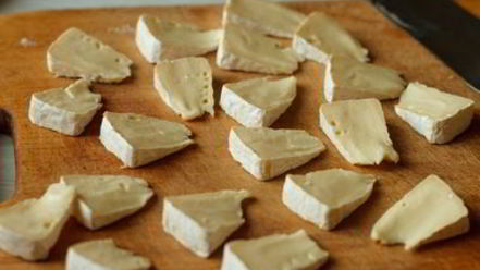 Рецепт канапе с камамбером и персиком