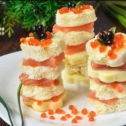 Рецепт Канапе с копченой семгой Семь слоев