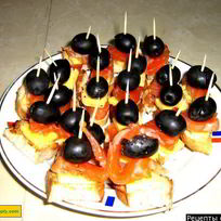 Канапе с красной рыбой и сыром на шпажках