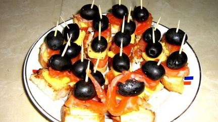 Рецепт Канапе с красной рыбой и сыром на шпажках