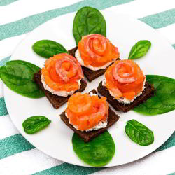 Рецепт Канапе с красной рыбой Розочки