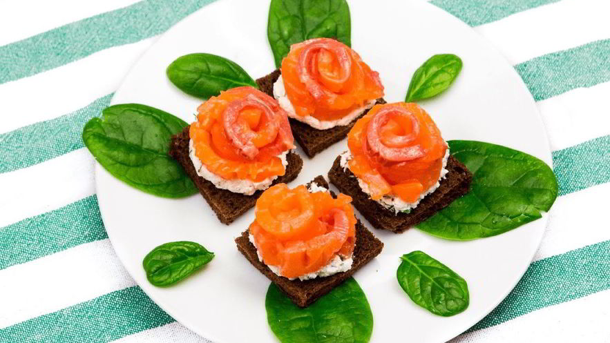 Рецепт канапе с красной рыбой розочки