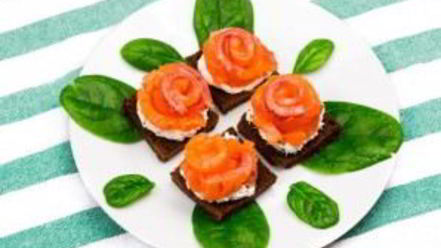 Рецепт канапе с красной рыбой розочки