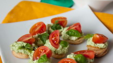 Рецепт канапе с кремом из феты и песто с томатами