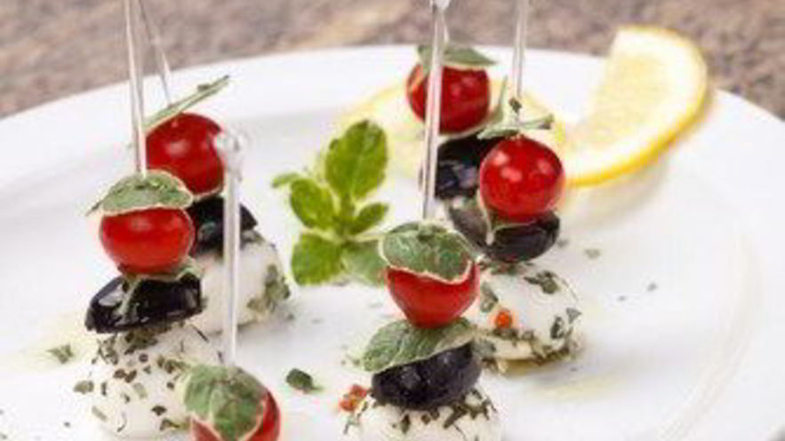 Рецепт канапе с маринованной в цитрусовом соке и фенхеле фетой, оливками и мятой