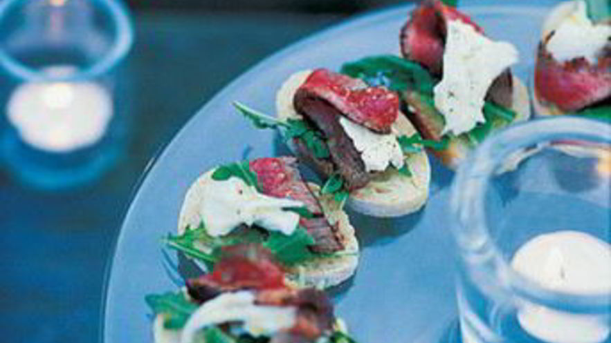 Рецепт канапе с моцареллой и ростбифом