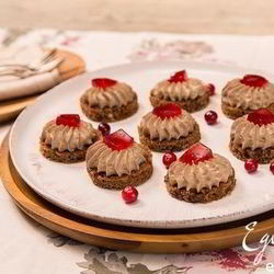 Рецепт Канапе с паштетом из куриной печени и клюквенным соусом