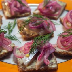 Рецепт Канапе с сельдью и красным луком