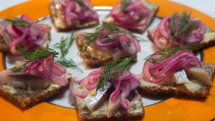 Рецепт канапе с сельдью и красным луком
