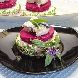 Рецепт Канапе с сельдью и муссом из свеклы