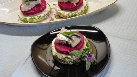 Рецепт канапе с сельдью и муссом из свеклы