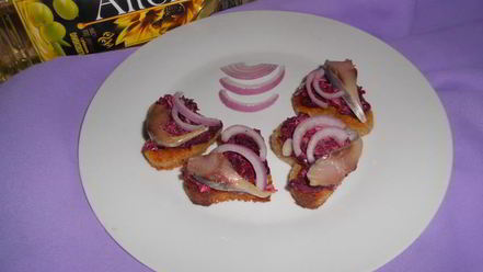 Рецепт канапе с сельдью и свеклой