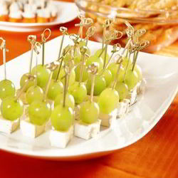 Рецепт Канапе с сыром и виноградом