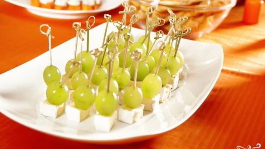 Рецепт канапе с сыром и виноградом