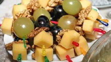 Рецепт канапе с сыром и виноградом