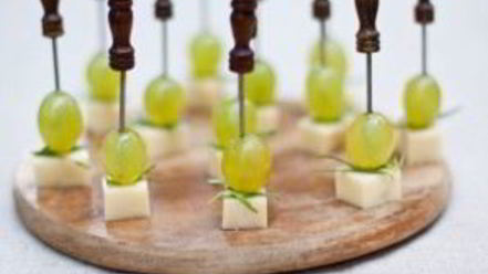 Рецепт канапе с сыром и виноградом