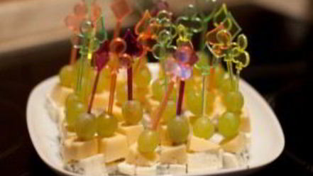 Рецепт канапе с сыром и виноградом