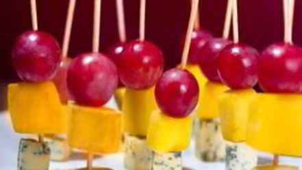 Рецепт канапе с сыром и виноградом