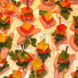 Рецепт Канапе с ветчиной сыром и помидорами