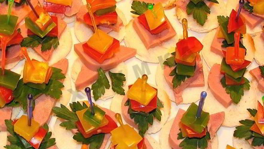 Рецепт канапе с ветчиной сыром и помидорами