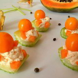 Рецепт Канапешек из сельдерея, папайи, сливочного сыра и физалиса