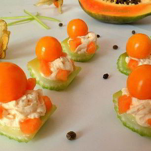 Рецепт Канапешек из сельдерея, папайи, сливочного сыра и физалиса