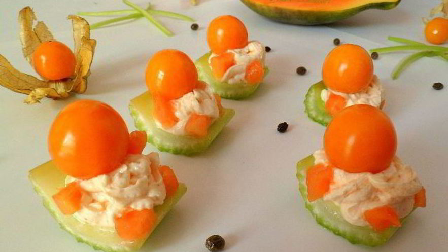 Рецепт канапешек из сельдерея, папайи, сливочного сыра и физалиса