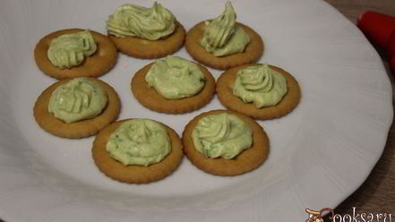 Рецепт новогодних канапе на крекерах