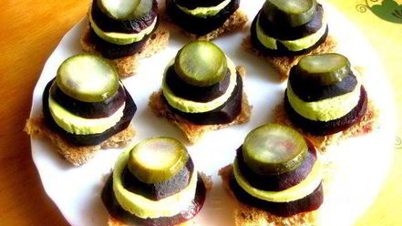 Рецепт пикантных канапе из свеклы