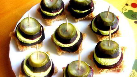 Рецепт пикантных канапе из свеклы