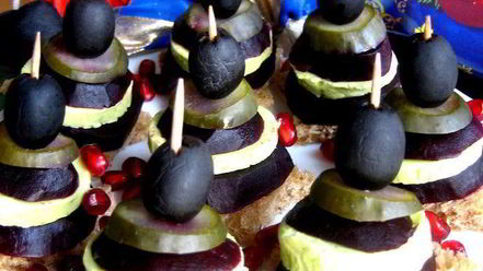 Рецепт пикантных канапе из свеклы