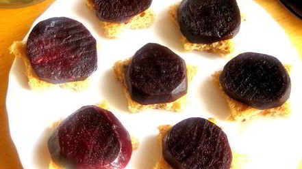 Рецепт пикантных канапе из свеклы