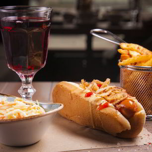 Рецепт Хот-дога Лакки Лучано с салатом коул слоу и луком фри