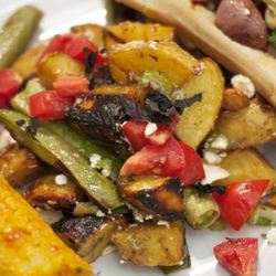 Рецепт Хот-дога с сердцем индейки, овощами и брынзой