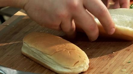 Рецепт хот-дога с сердцем индейки, овощами и брынзой