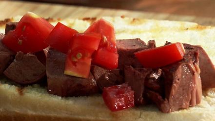 Рецепт хот-дога с сердцем индейки, овощами и брынзой