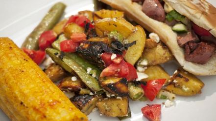 Рецепт хот-дога с сердцем индейки, овощами и брынзой