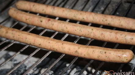 Рецепт хот-догов в пите с тирольскими колбасками на мангале