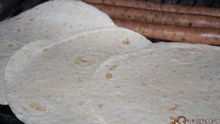 Рецепт хот-догов в пите с тирольскими колбасками на мангале