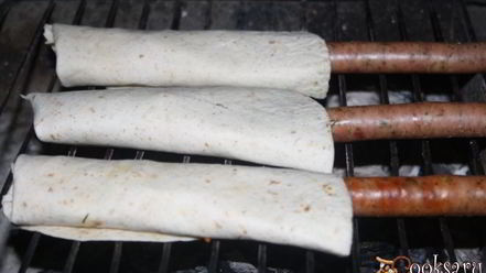 Рецепт хот-догов в пите с тирольскими колбасками на мангале