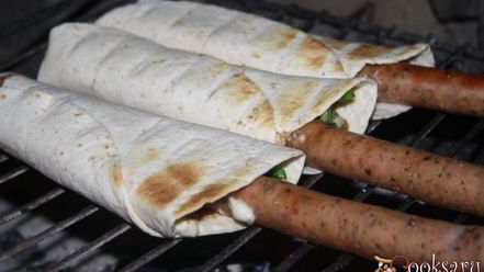 Рецепт хот-догов в пите с тирольскими колбасками на мангале