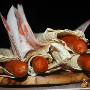 Рецепт Хотдогов с венгерскими колбасками в лаваше на мангале