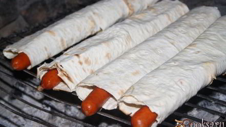 Рецепт хотдогов с венгерскими колбасками в лаваше на мангале