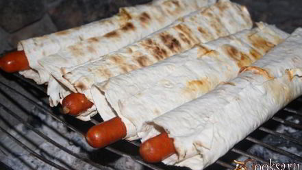 Рецепт хотдогов с венгерскими колбасками в лаваше на мангале