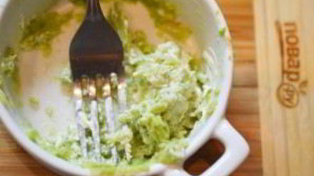 Рецепт плетеных хот-догов с гуакамоле