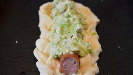 Рецепт плетеных хот-догов с гуакамоле